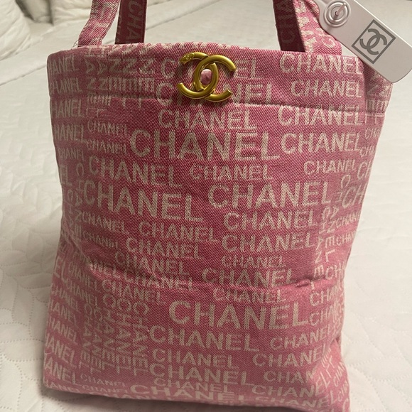 Chanel Pink Logo Tote with Gold Accents - Picture 3 of 13